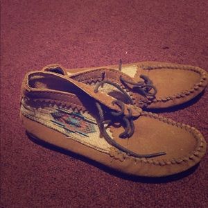 Minnetonka moccasins size 7